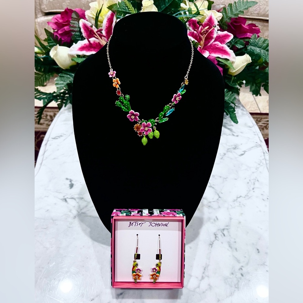 BETSEY JOHNSON Cactus Flower
Bib Statement Necklace